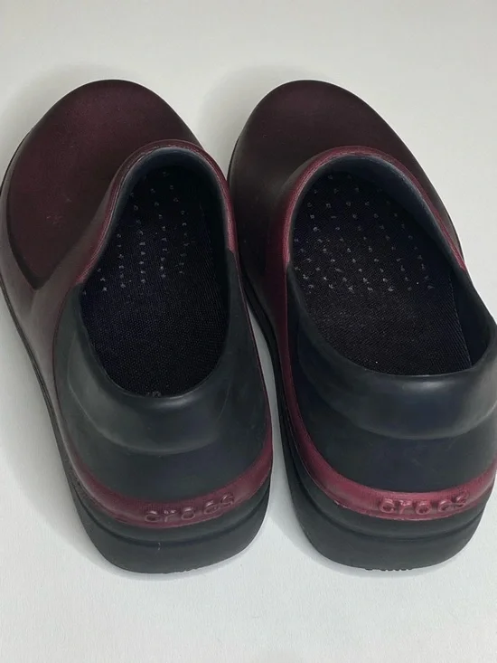 CROCS Women’s Size 8 Neria Pro II Woro Slip-On Rubber Burgundy Clogs - Picture 5 of 9